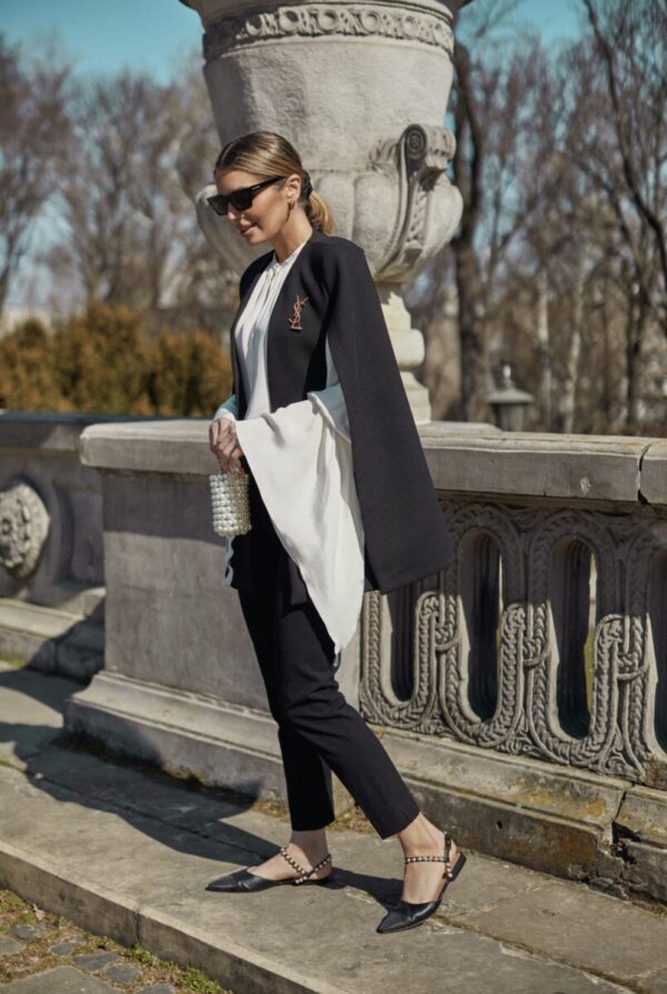 A6cd0908-E3e4-42b9-8b64-4125bf0b842f CLARA BLACK CAPE