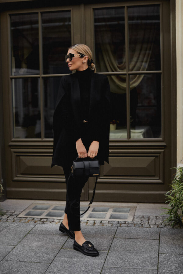 image_6483441-59 CLARA BLACK CAPE