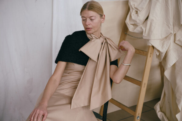 CZARNE WEŁNIANE BOLERO